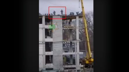 В Тернополе работники ТЦК взобрались на крышу здания, чтобы вручить повестки строителям - 285x160