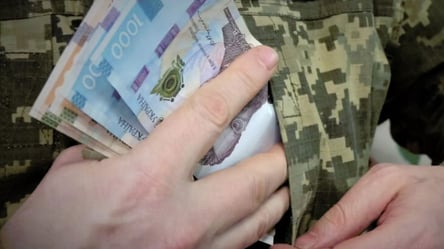 Зарплати військових знизяться у жовтні — чому і на скільки - 285x160