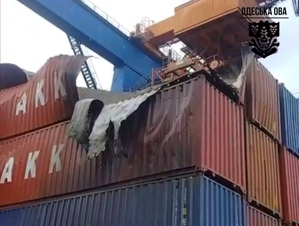 Пошкодження в порту після обстрілу 