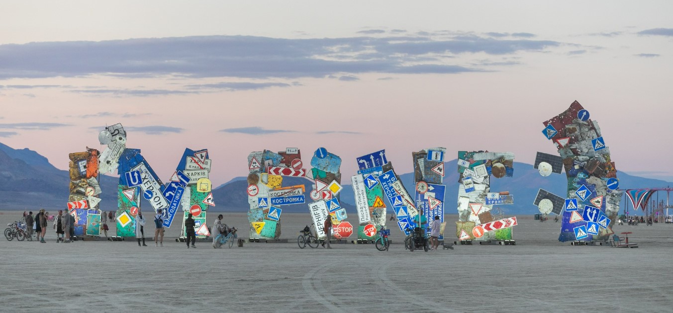 На фестивалі Burning Man презентували інсталяцію, створену із артефактів війни в Україні - фото 2