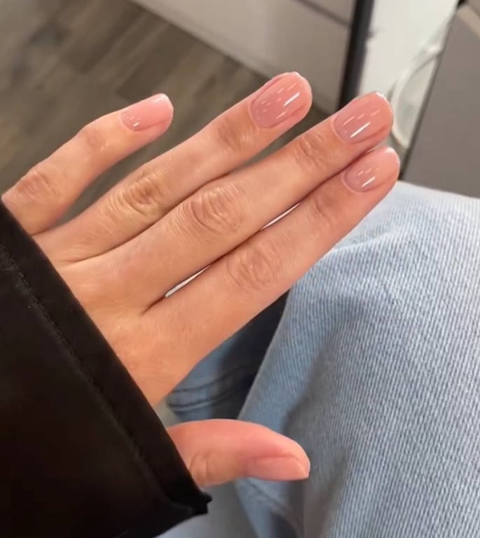 Нюдові відтінки в манікюрі завжди доречні