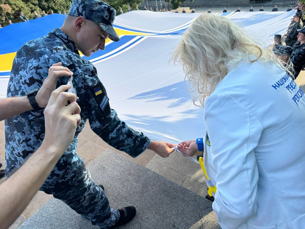 В центрі Одеси розгорнули найбільший прапор ВМС України — фото - фото 3