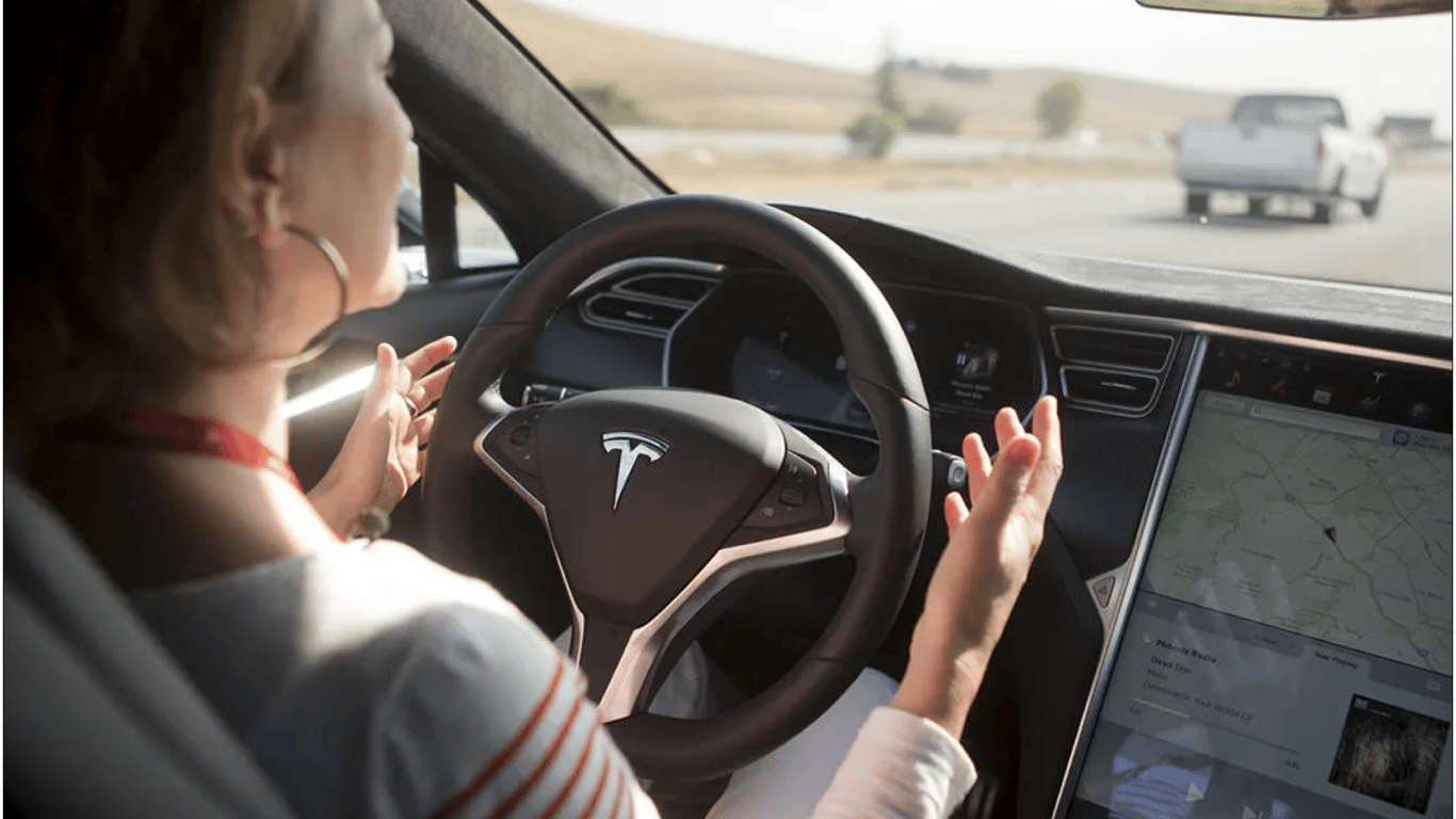 Сотрудники Tesla делились частными видео с электромобилей пользователей: подробности