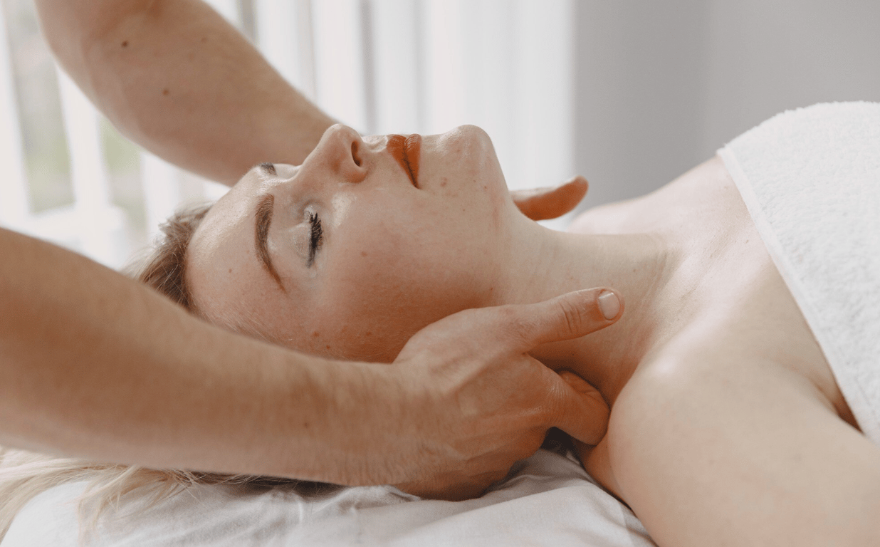 Массаж лица значительно улучшает состояние кожи