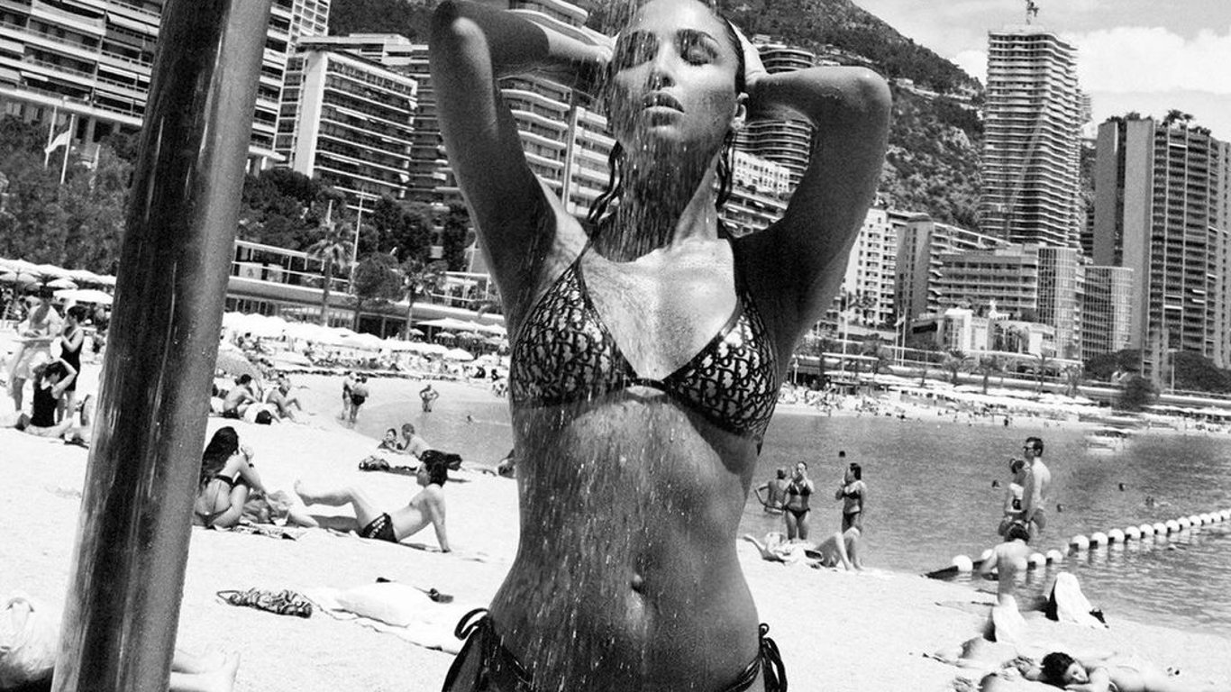 Санта Димопулос в бикини поразила рельефное тело на пляже Монако