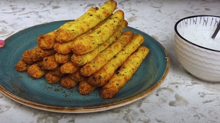 Хрусткі сирно-картопляні палички зі сметанним соусом до сніданку — без фритюру та олії - 290x166