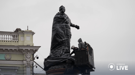 В Одесі зносять пам’ятник Катерині ІІ: як це відбувається - 285x160