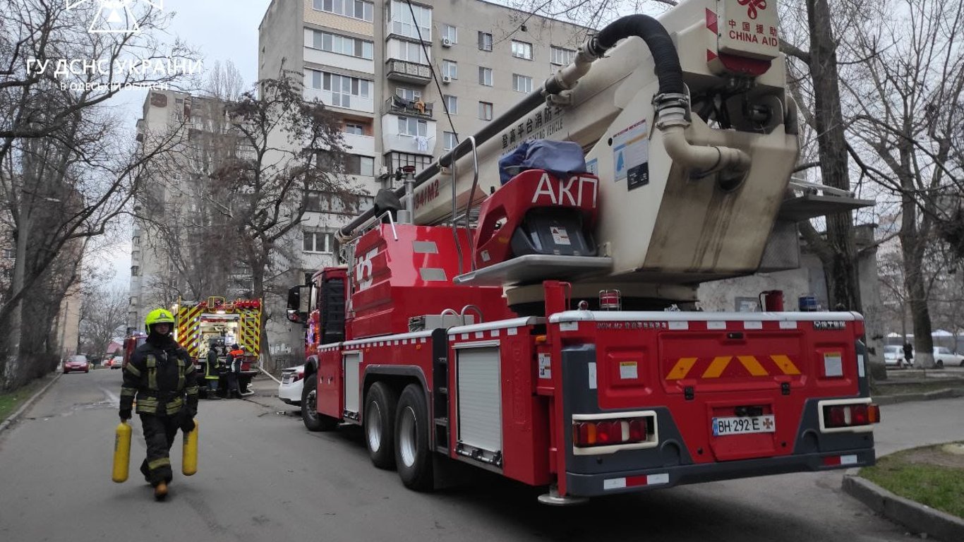 Утро в Одессе началось с пожара: 15 человек пришлось эвакуировать с верхних этажей