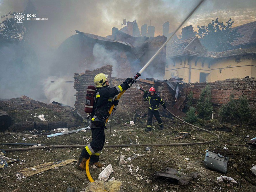 Під завалами ще можуть бути люди — деталі рятувальної операції у Львові - фото 1