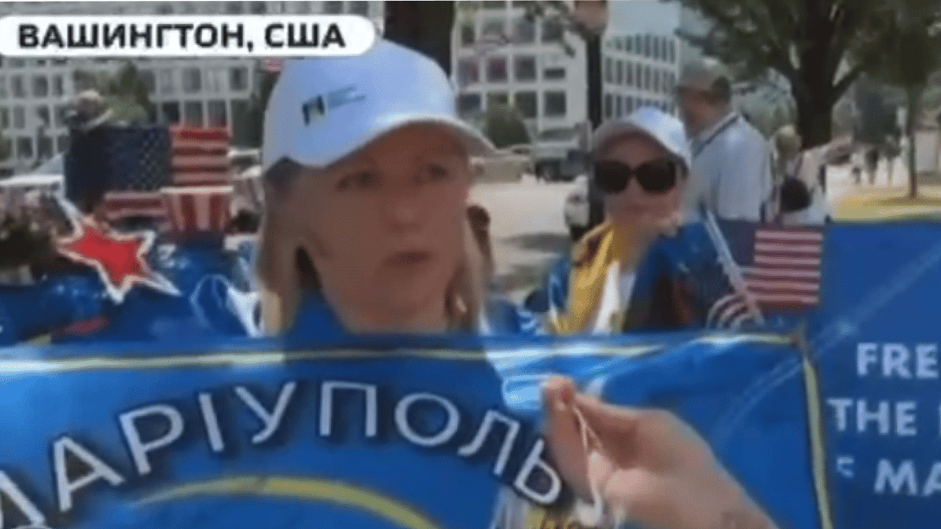 Під час параду в США українка показала 12 прапорів, які створив військовополонений-азовець