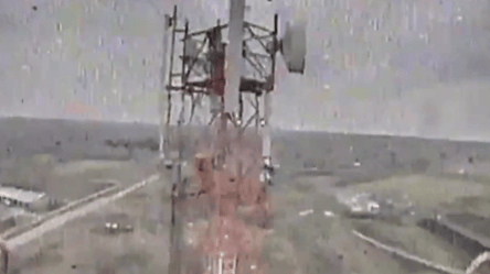 Пограничники показали, как уничтожают средства связи РФ — видео - 290x166