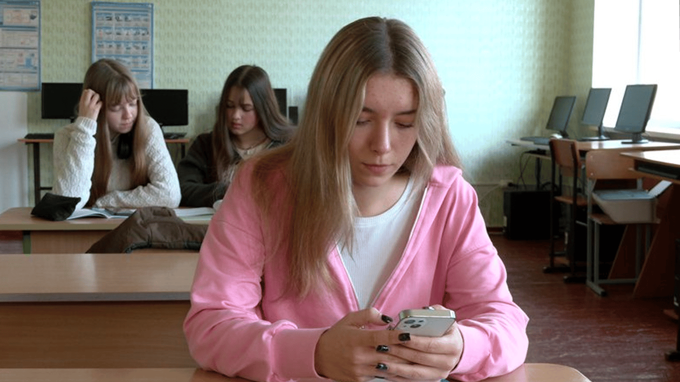 Нардепы хотят запретить ученикам использовать телефоны