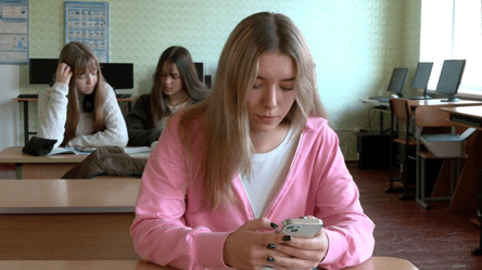 Нардепы хотят запретить ученикам использовать телефоны - 285x160