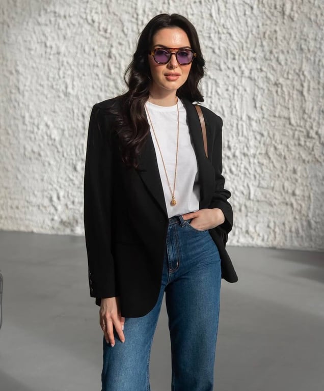 Трендовый и одновременно простой образ с джинсами и жакетом