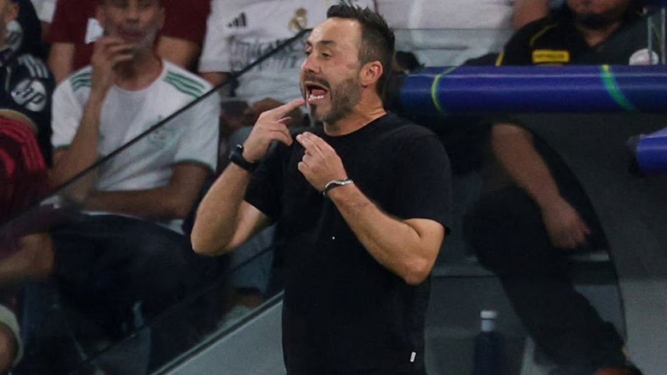 Роберто Де Дзерби управляет командой со скамейки запасных