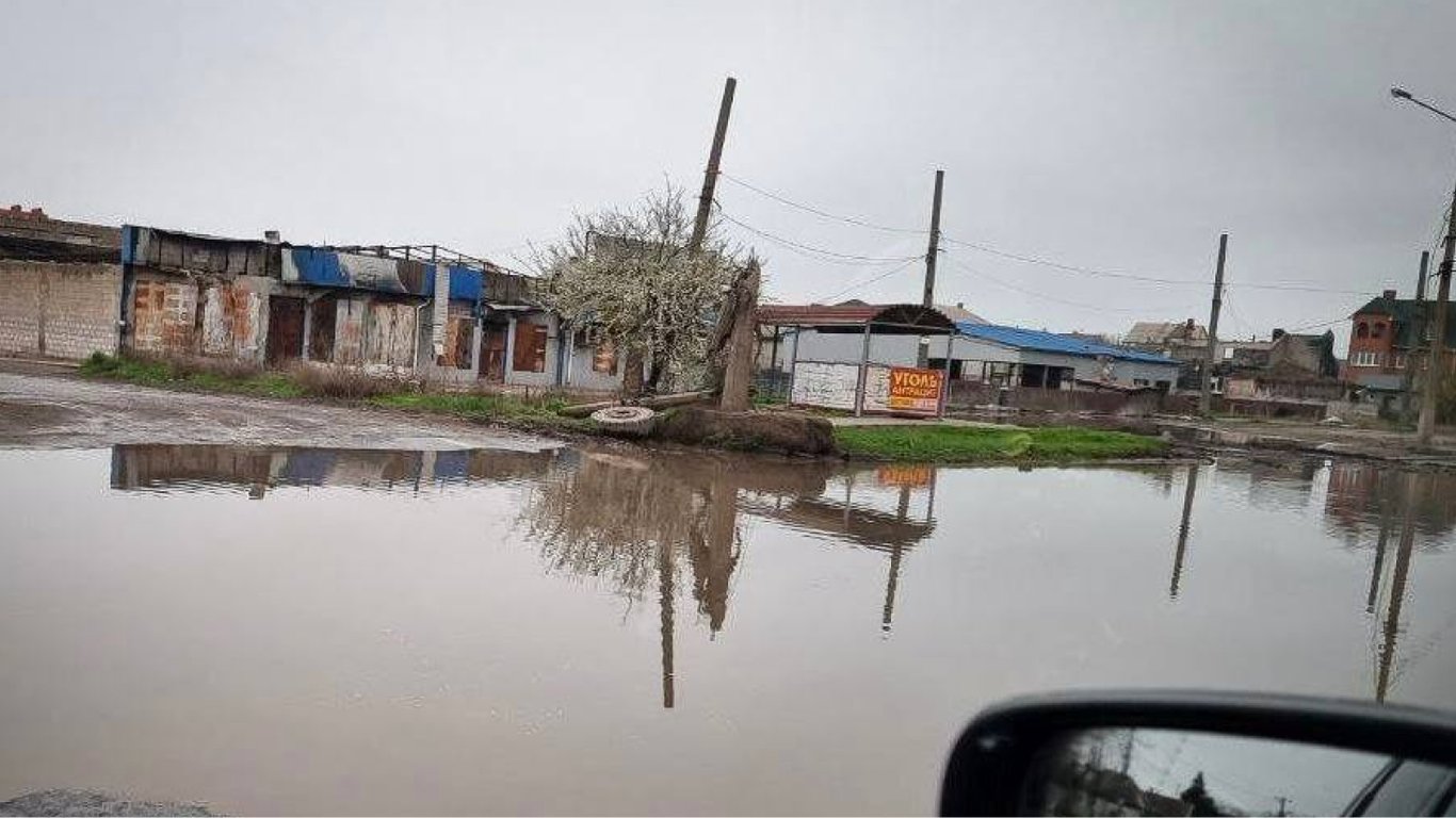 В Мариуполе затопило стоками из канализации "отремонтированные" оккупантами квартиры и дороги