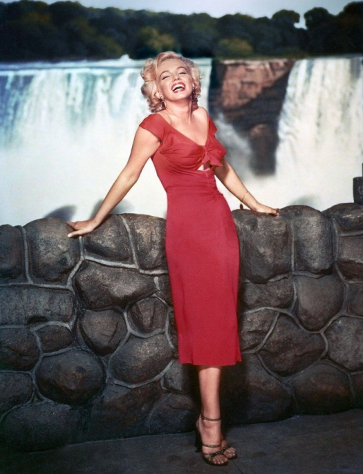 Мерилін Монро в червоній сукні