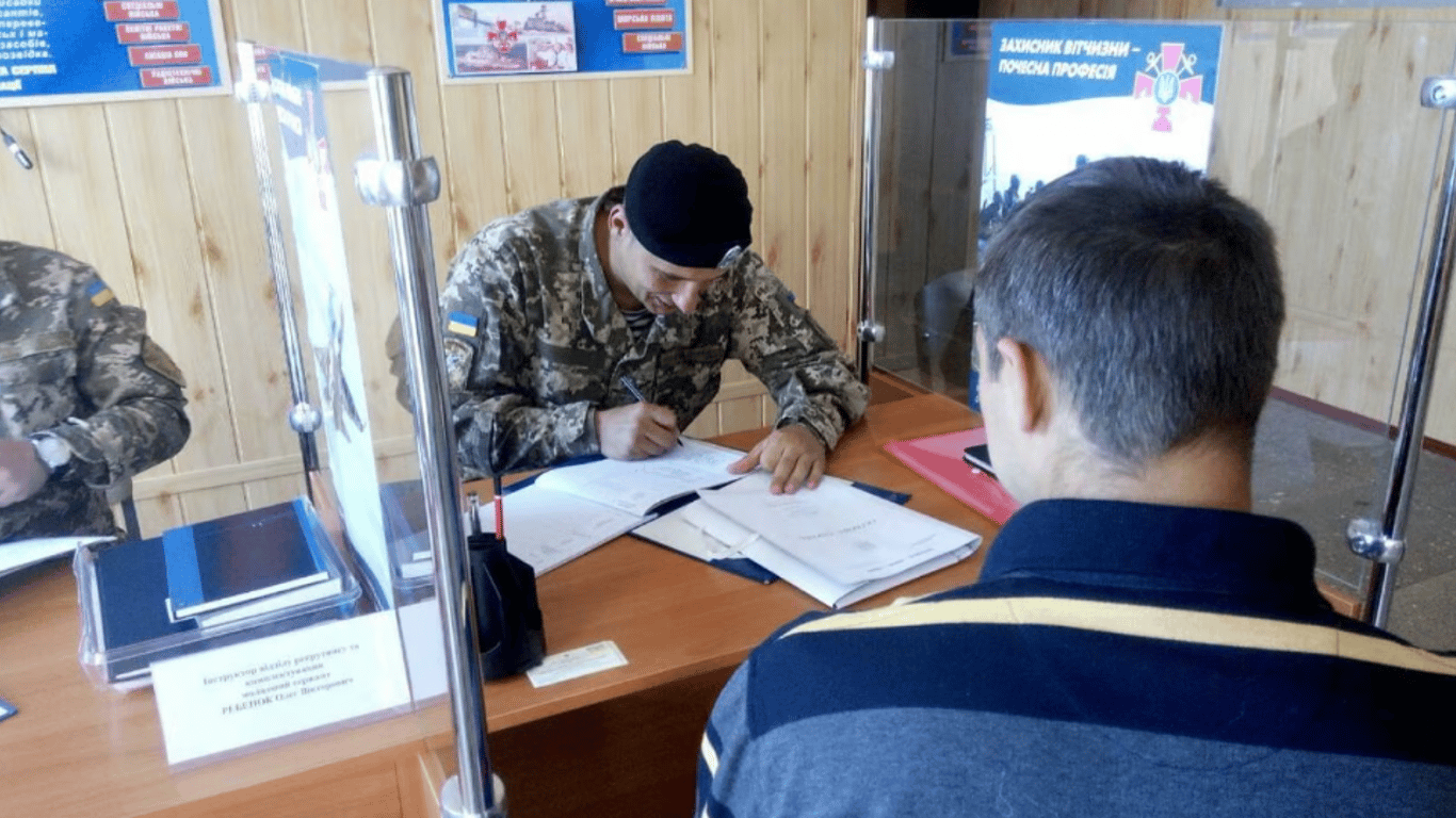 У Львові працівник ТЦК незаконно зняв з обліку 10 офіцерів запасу — як його покарали