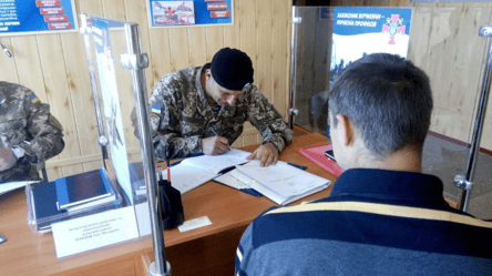 Во Львове работник ТЦК незаконно снял с учета 10 офицеров запаса — как его наказали - 285x160