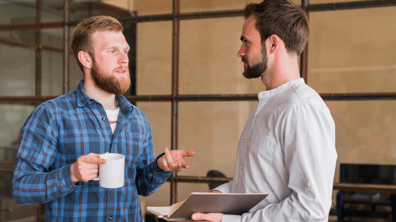 Чоловіки спілкуються