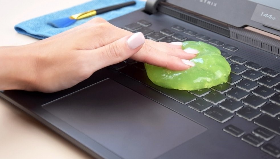 Як самостійно почистити клавіатуру ноутбука від пилу та бруду в домашніх умовах - фото 1