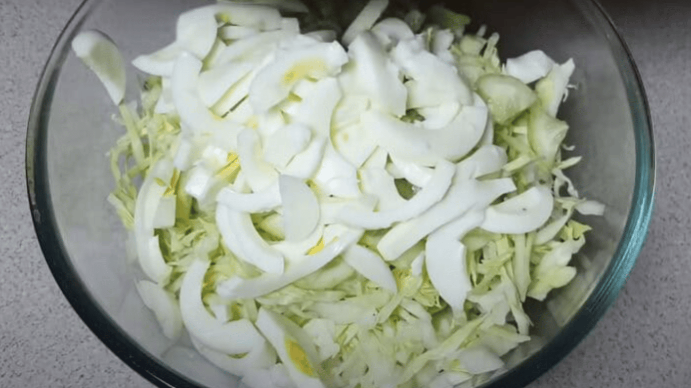 салат з молодою капустою 