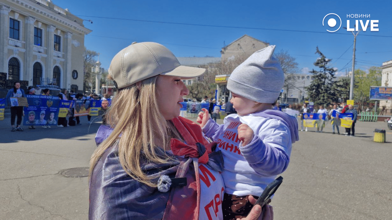 Жінка з дитиною на руках