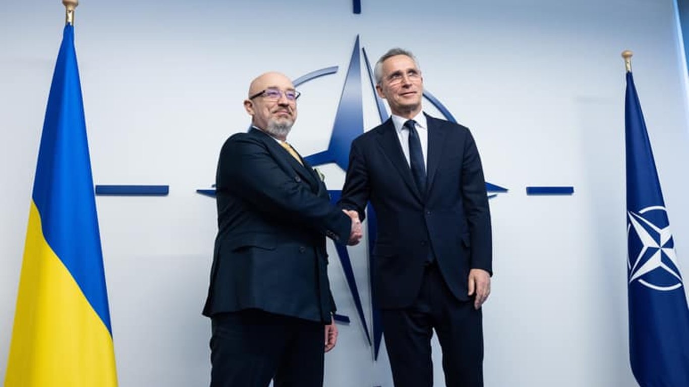 Резников и Столтенберг обсудили шаги по имплементации стандартов НАТО в Украине