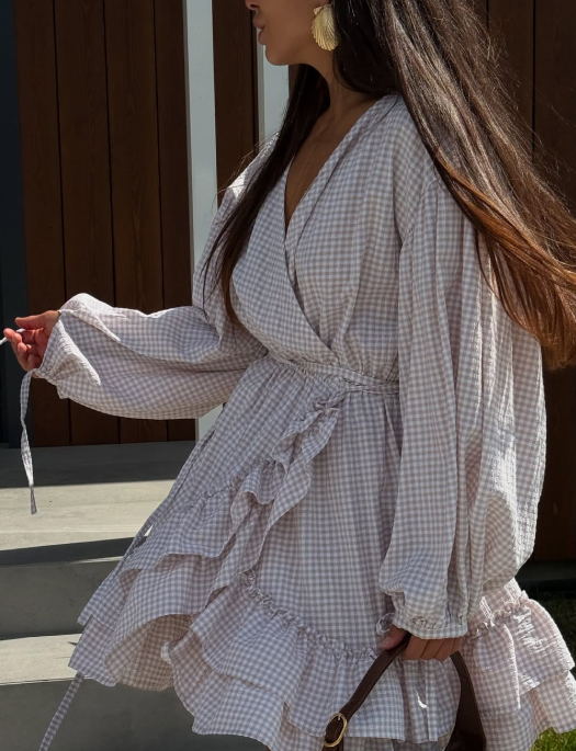 Сукня на запах найвдаліше приховає недоліки фігури