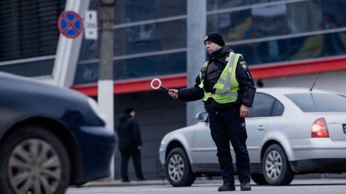 Нарушал ПДД в нетрезвом состоянии — в Харькове водитель предлагал взятку полиции