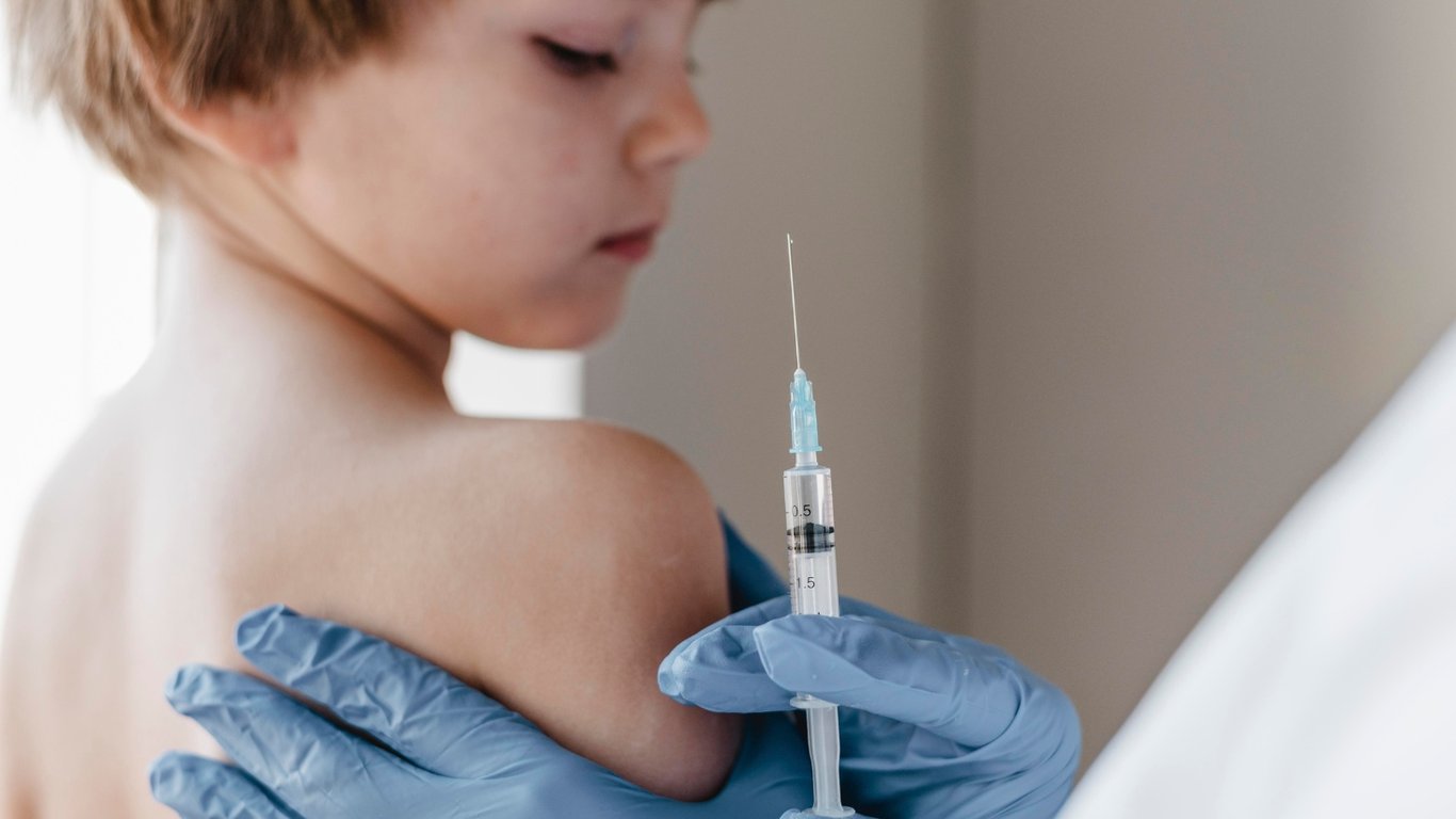 В МОЗ напомнили, что все дети должны обязательно получить прививку против десяти заболеваний