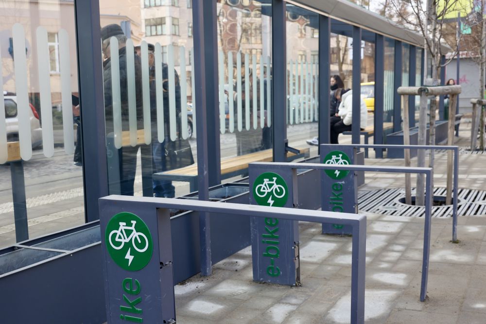 Сучасна зона очікування транспорту у Львові: як виглядає оновлена локація