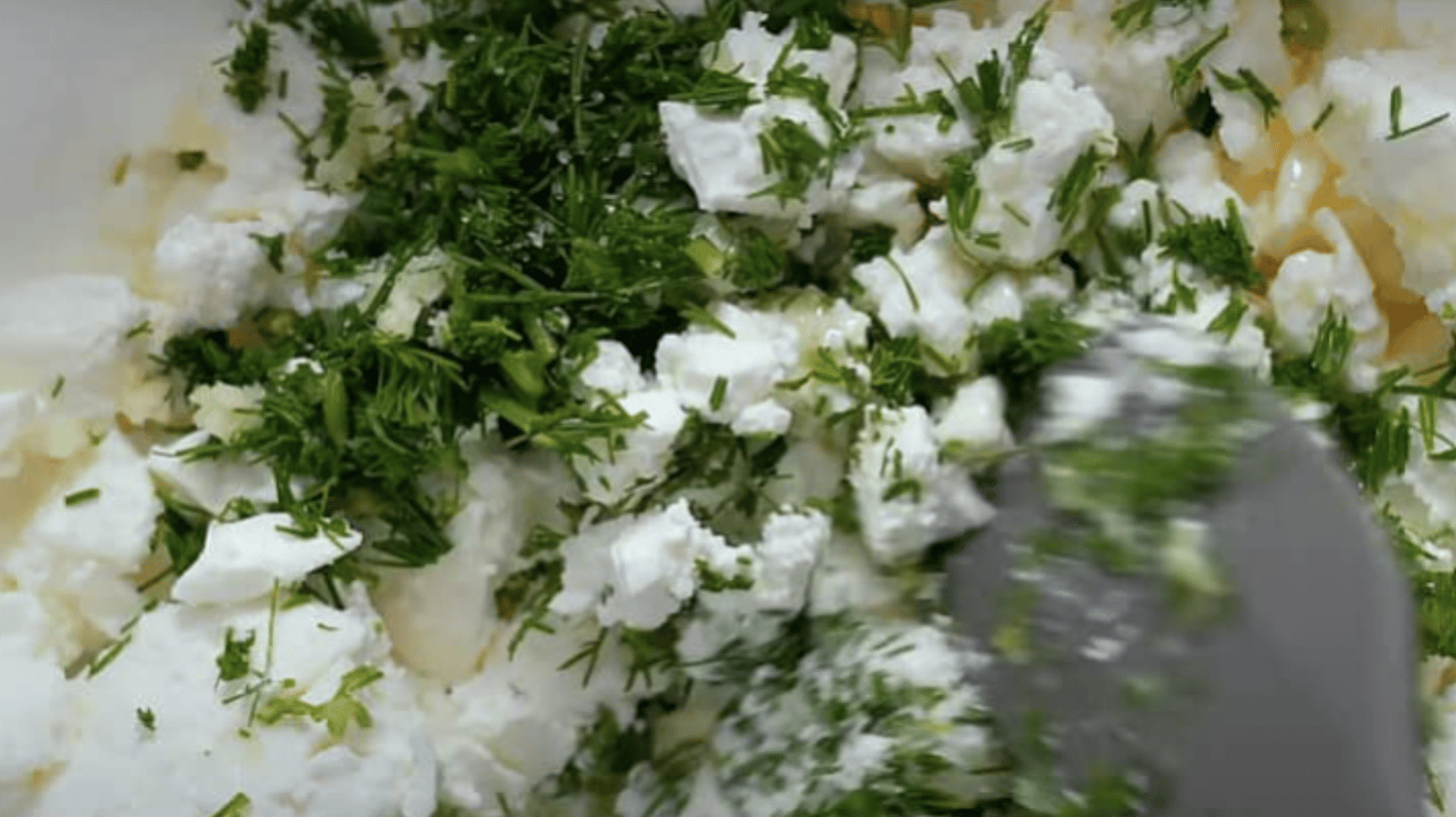 турецькі пиріжки на сніданок з сиром і зеленню