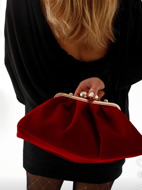 Вечірня сумка ідеально доповнить будь-який образ