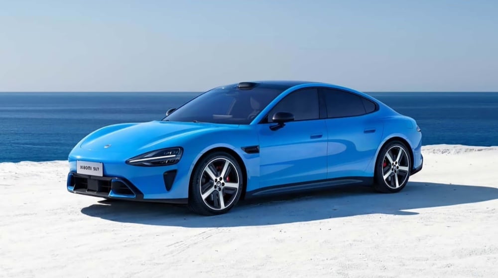 Xiaomi SU7 на березі моря