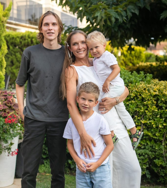 Екатерина Осадчая с тремя сыновьями