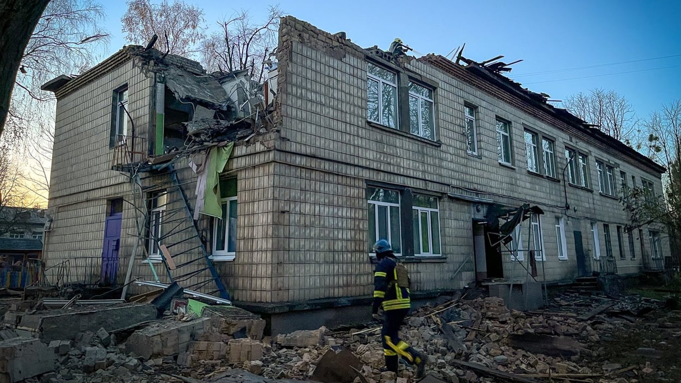 Балкон мені розтрощило, кухню — як уламки "шахедів" пошкодили житлові будинки Києва