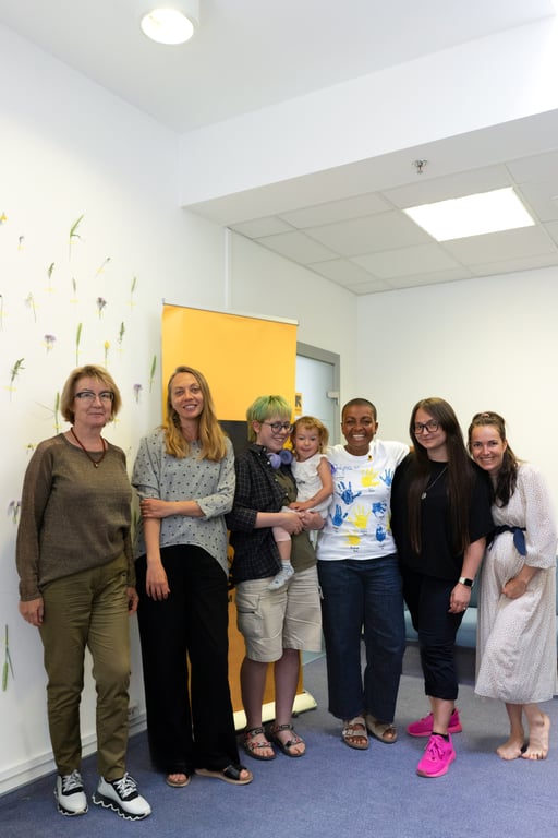 Зірка серіалу "Бріджертони" у Польщі зустрілася із біженцями з України - фото 1