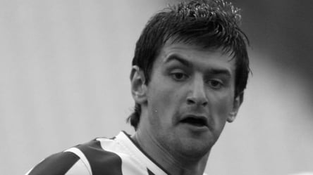 Відомий футболіст помер під час матчу ветеранів - 285x160