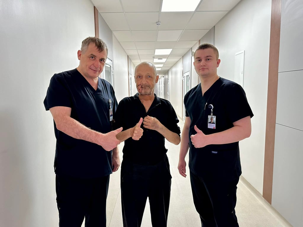 Врачи вместе с потерпевшим мужчиной, на которого напала собака