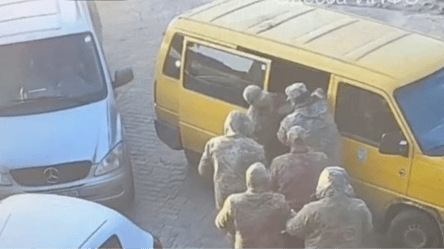 Задерживали толпой — в Одесском ТЦК отреагировали на видео - 290x166