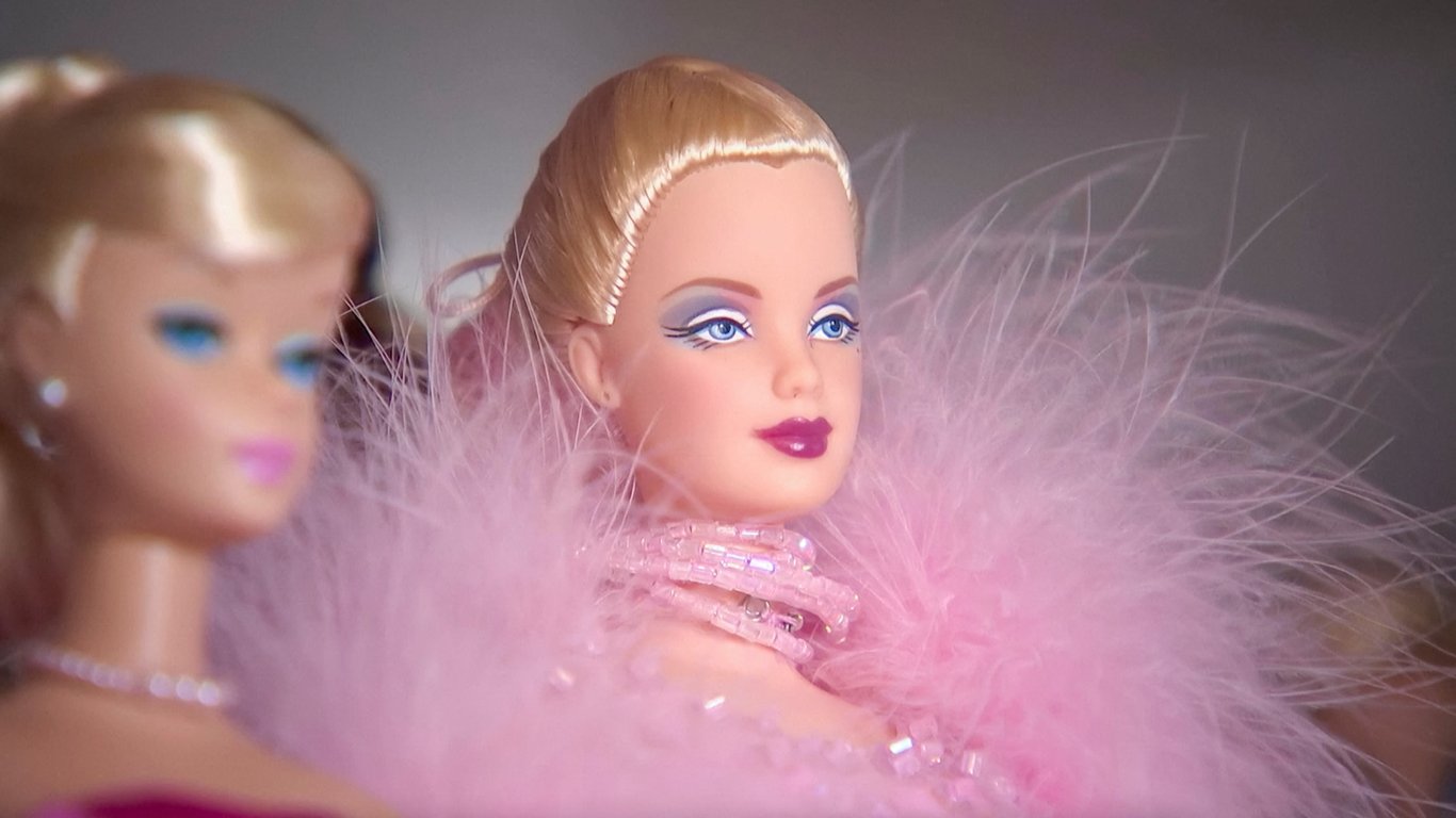 Школьный учитель поразил коллекцией Барби за 20 тысяч долларов