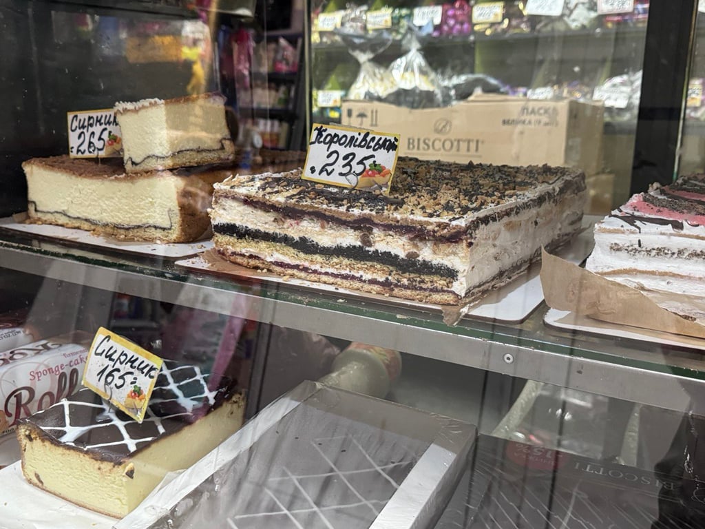 Продаж тортів на ринку у Львові. Фото: Новини.LIVE