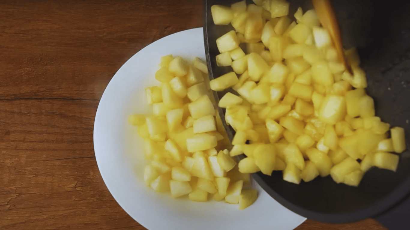 Торт без випічки,  рецепт з фото з яблуками, сметаною і печивом