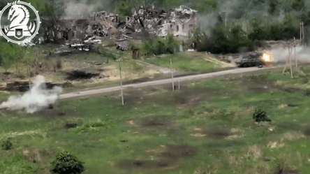 Украинские военные ударили из БМП Bradley по российскому бронетранспортеру — впечатляющее видео - 285x160
