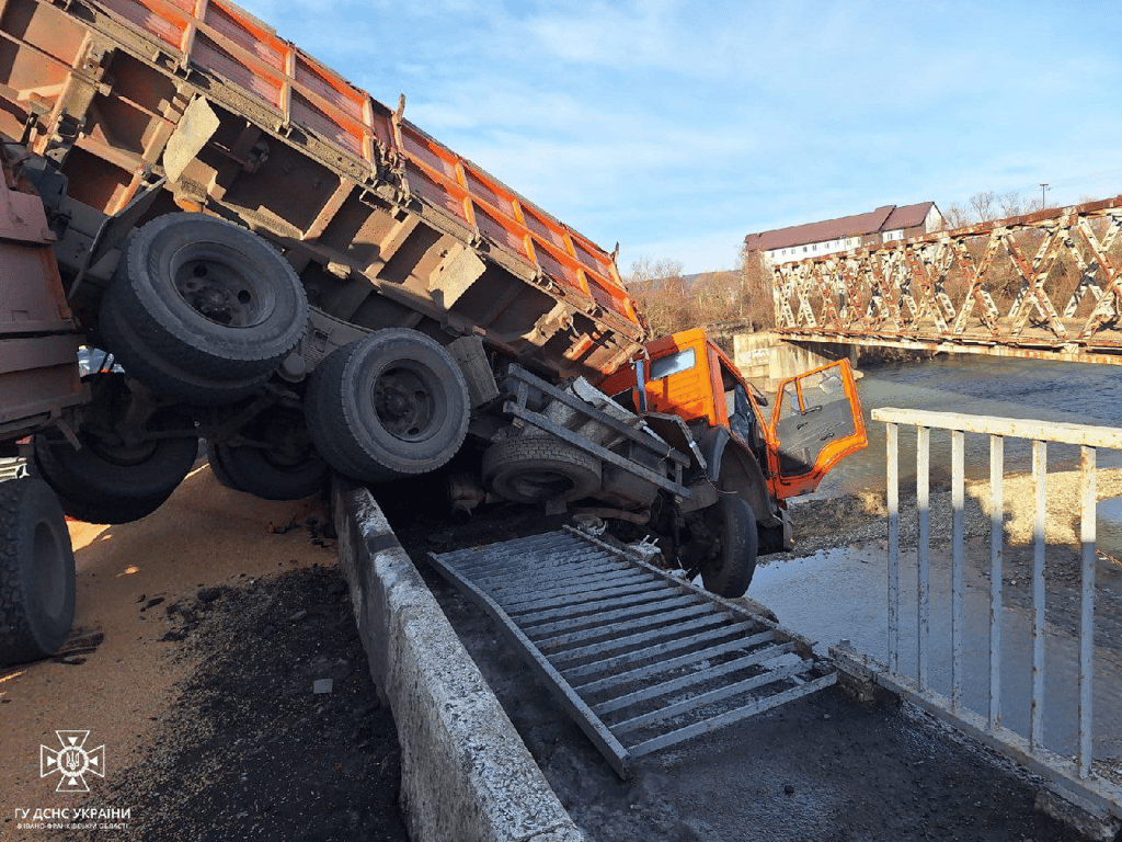 Вантажівка повисла з мосту – подробиці страшної ДТП на Прикарпатті