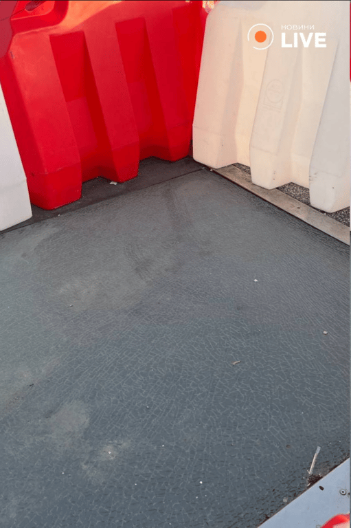 У Києві тріснула частина покриття на скляному мості — фото - фото 2