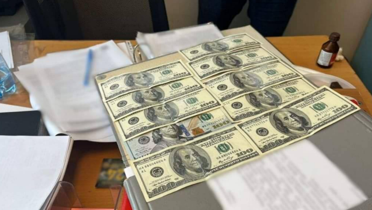 Взятка в 1 000 долларов