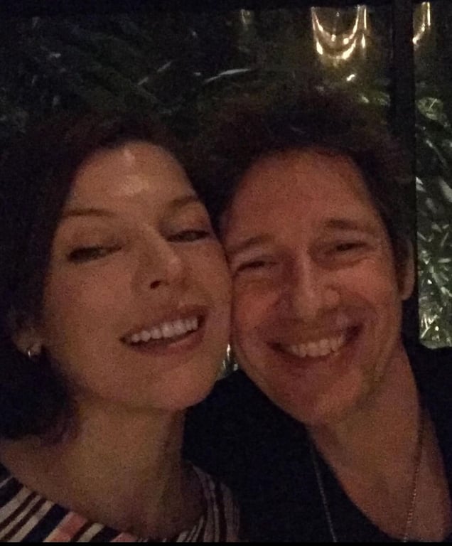 Мілла Йовович показала рідкісне фото родини у повному складі - фото 2