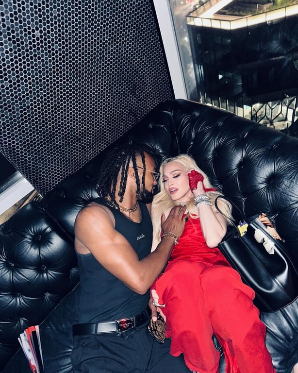 Співачка Мадонна з хлопцем